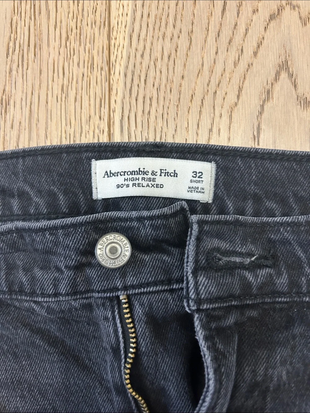 ABERCROMBIE HIGH-RISE 90s RELAXED HEART EMBROIDERED JEANS - SHORT - Picture 11 of 11